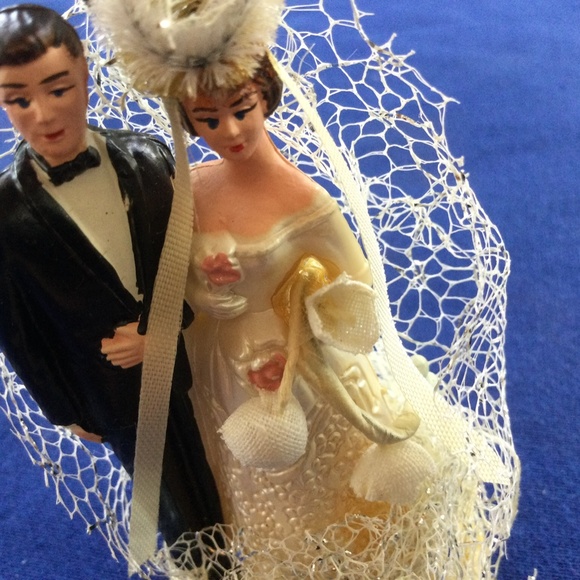 Elegant Wedding Cake Topper with Bride and Groom - Picture 4 of 5